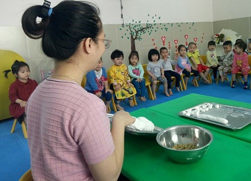 Tết Hàn Thực đầu tiên của các bạn nhỏ lớp nhà trẻ D2 tại ngôi trường mầm non Phúc Đồng thân yêu.